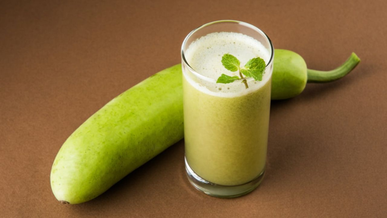लौकी का जूस शरीर को ठंडक देता है और डिटॉक्स में मदद करता है। इसमें पुदीना और नींबू मिलाने से स्वाद बढ़ता है और वजन घटाने में भी सहायता मिलती है। रोजाना सुबह या खाने के बाद यह जूस पीना पाचन के लिए लाभकारी और शरीर को हाइड्रेटेड रखने में मददगार है।(फोटो सोर्स- इंटरनेट)