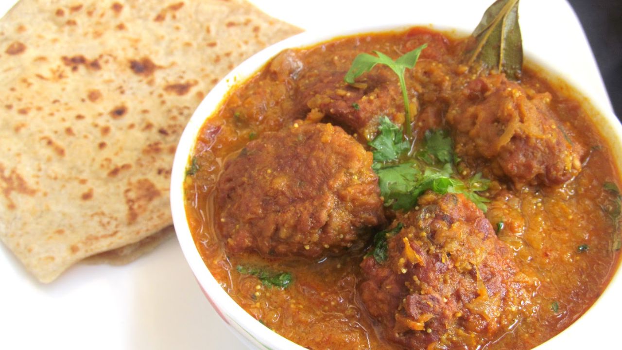 लौकी के कोफ्ते अगर तले हुए न हों तो हेल्दी विकल्प बन सकते हैं। हल्की टमाटर ग्रेवी में बेक या स्टीम किए गए कोफ्ते स्वाद और सेहत दोनों का संतुलन रखते हैं। कद्दूकस की हुई लौकी को आटे में मिलाकर बनाए गए पराठे या थेपले नाश्ते या लंच के लिए फाइबर से भरपूर और पेट भरने वाले विकल्प हैं।(फोटो सोर्स- इंटरनेट)