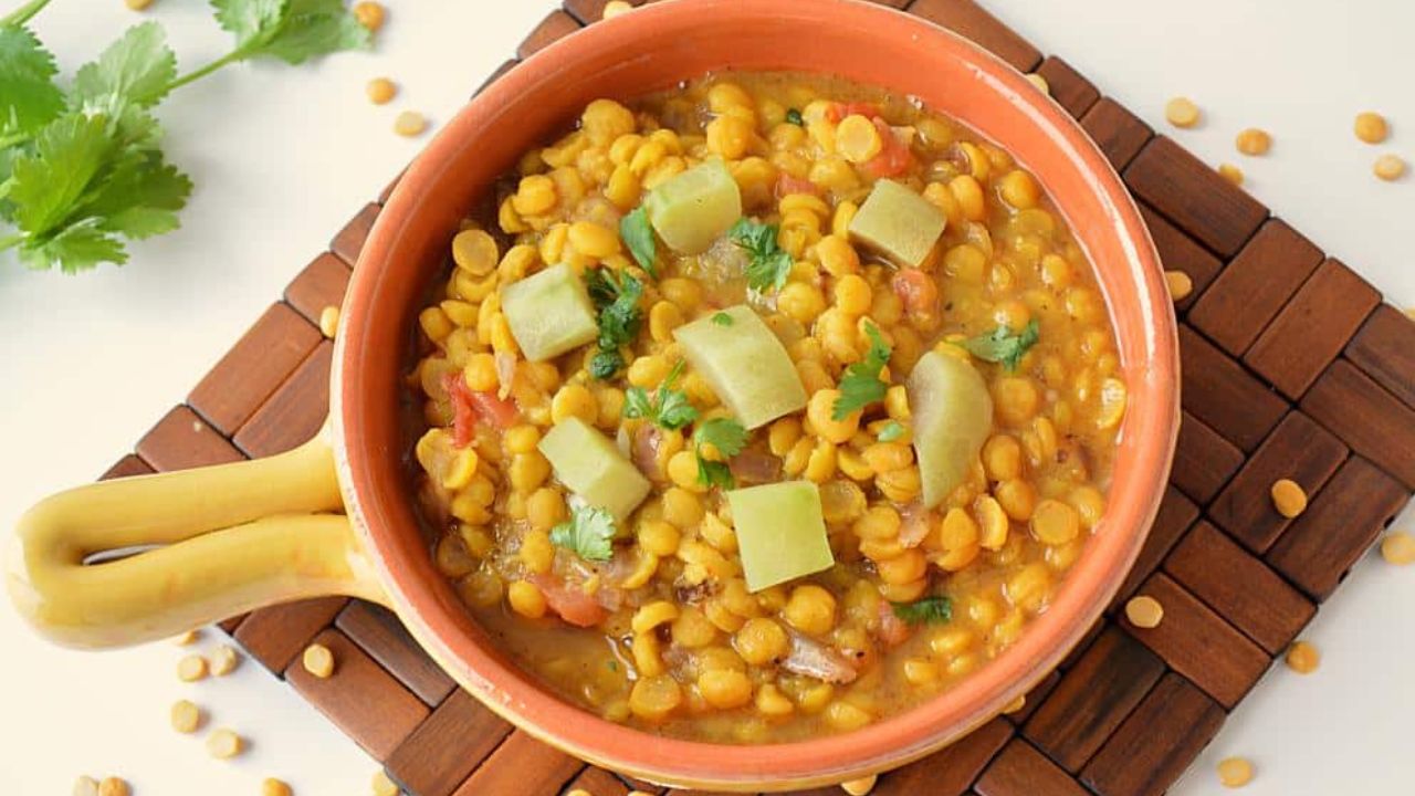 लौकी-चना दाल एक पौष्टिक और संतुलित डिश है। इसमें प्रोटीन और फाइबर भरपूर मात्रा में होते हैं। इसे रोटी या चावल के साथ खाने पर हल्का होने के साथ पेट लंबे समय तक भरा रहता है। यह वजन नियंत्रण और पाचन सुधारने में मदद करता है, इसलिए डाइट में शामिल करना फायदेमंद माना जाता है।(फोटो सोर्स- इंटरनेट)