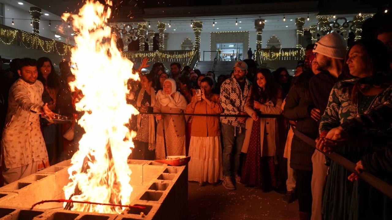 लोहड़ी मकर संक्रांति से एक दिन पहले आती है, जिसे सूर्य के मकर राशि में प्रवेश का प्रतीक माना जाता है। यह दिन उजाले के बढ़ने और समृद्धि की शुरुआत का संकेत देता है। (Img Source: Google)