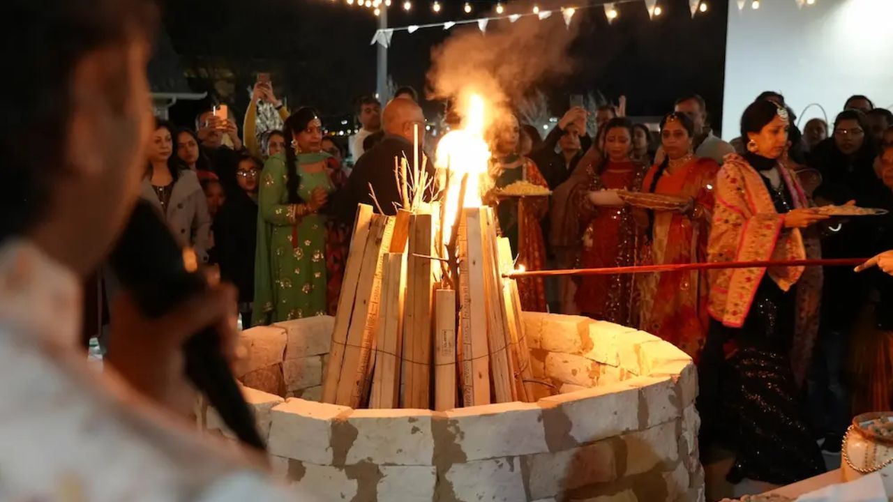 लोहड़ी का पर्व उत्तर भारत के पंजाब, हरियाणा, हिमाचल प्रदेश और दिल्ली में बड़े उत्साह के साथ मनाया जाता है। यह त्योहार हर साल 13 जनवरी को सर्दियों के अंत और नई फसल के स्वागत के रूप में मनाया जाता है। (Img Source: Google)