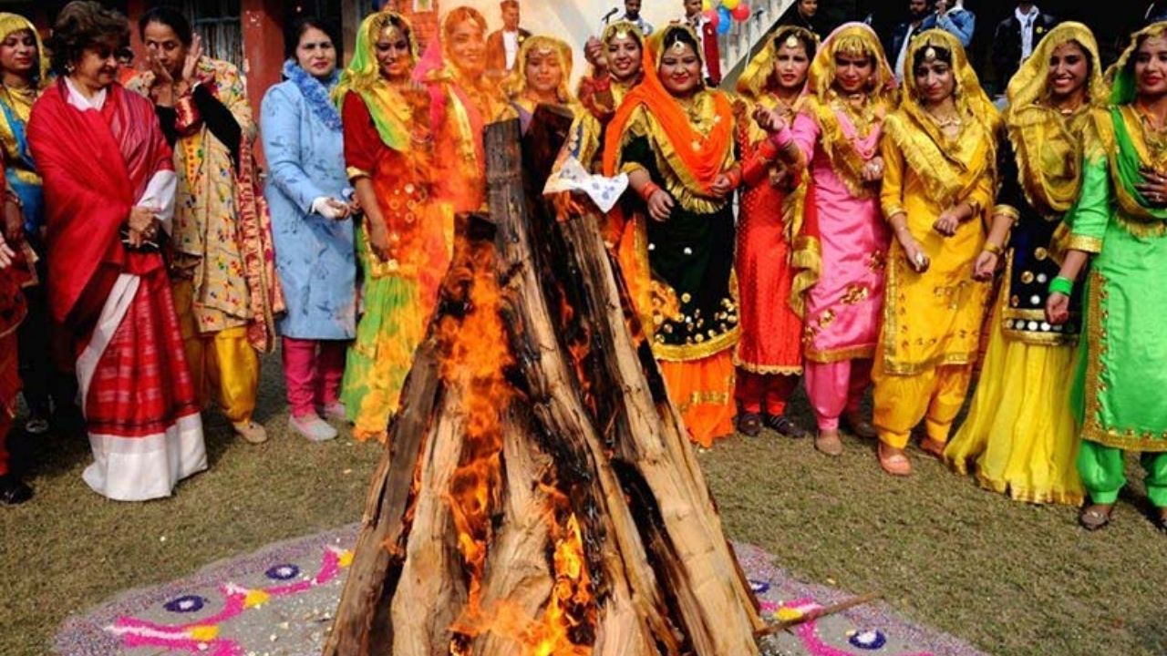Lohri 2026: उत्तर भारत में धूमधाम से मनाया जा रहा लोक पर्व, आग और गीतों के साथ दी गई नई फसल की शुभकामनाएं