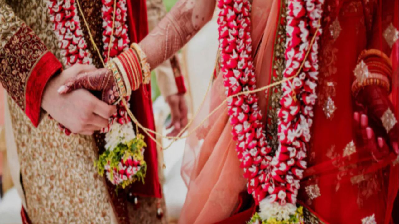 प्यार ने तोड़ी मजहब की दीवार: नाम बदला, धर्म बदला और फिर शादी, पढ़ें खुर्जा की ये अनोखी प्रेम कहानी