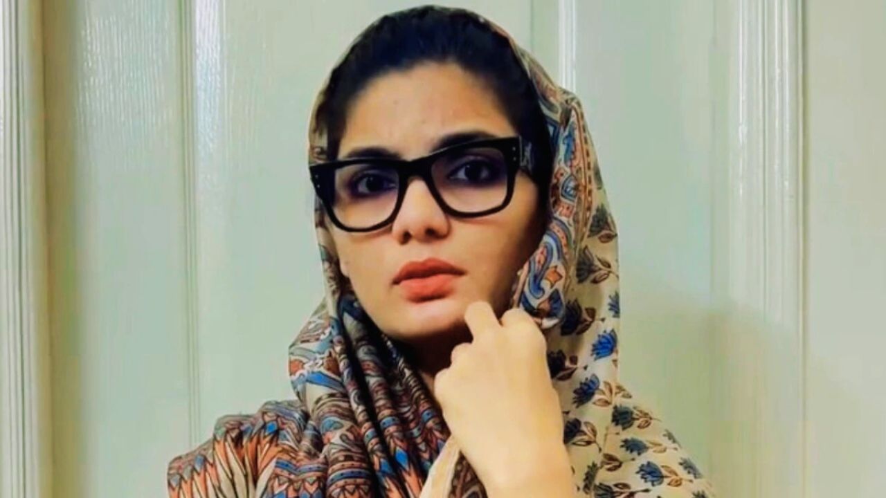 लखनऊ में नेहा सिंह राठौर पर एक्शन, पुलिस ने लिया हिरासत में, जानिए क्या है मामला