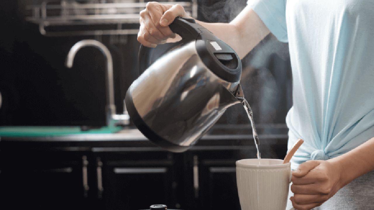 सर्दियों में ठंड बढ़ते ही लोगों की पानी पीने की आदतें बदल जाती हैं। ठंडा पानी पीने से परहेज करना या गलत तरीके से पानी पीना सेहत पर असर डाल सकता है। (Img Source: Google)