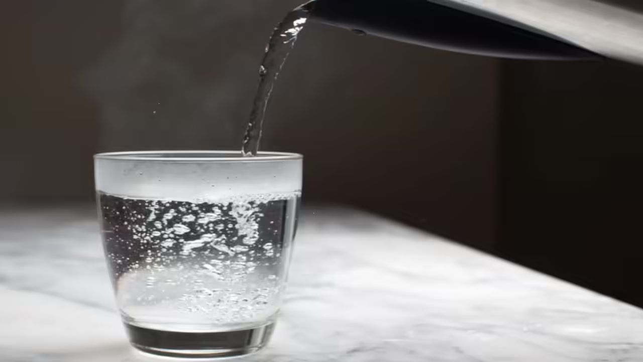 सर्दियों में ठंडा नहीं गुनगुना पानी पिएं, सेहत को मिलेंगे ये बड़े फायदे