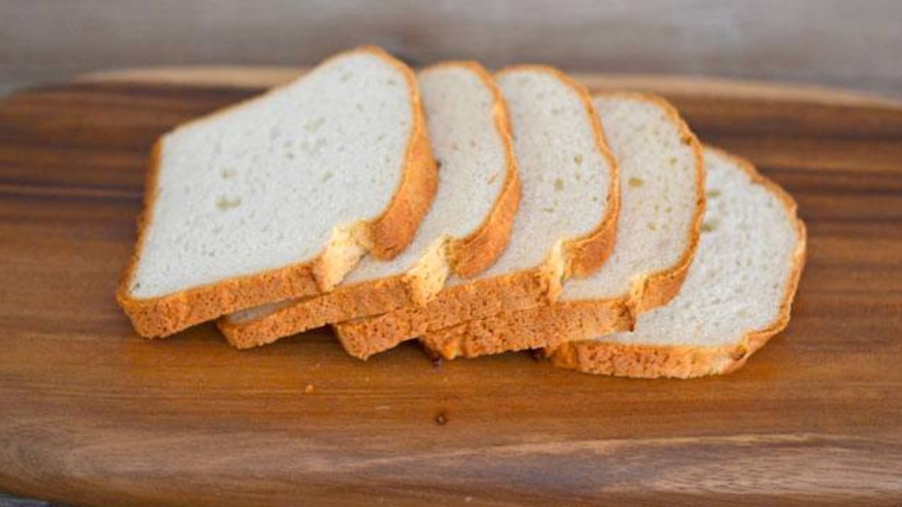 व्हाइट ब्रेड को लोग आसान और झटपट नाश्ते का विकल्प मानते हैं, लेकिन यह सेहत के लिए बिल्कुल भी फायदेमंद नहीं है। इसे बनाने में मैदा, रिफाइंड ऑयल और प्रिज़र्वेटिव का इस्तेमाल होता है। इसका नियमित सेवन वजन बढ़ाने के साथ-साथ पाचन तंत्र को कमजोर करता है। उच्च ग्लाइसेमिक इंडेक्स होने के कारण यह ब्लड शुगर को तेजी से बढ़ाता है और लंबे समय तक खाने पर शरीर पर नकारात्मक असर डालता है। (Img: Google)