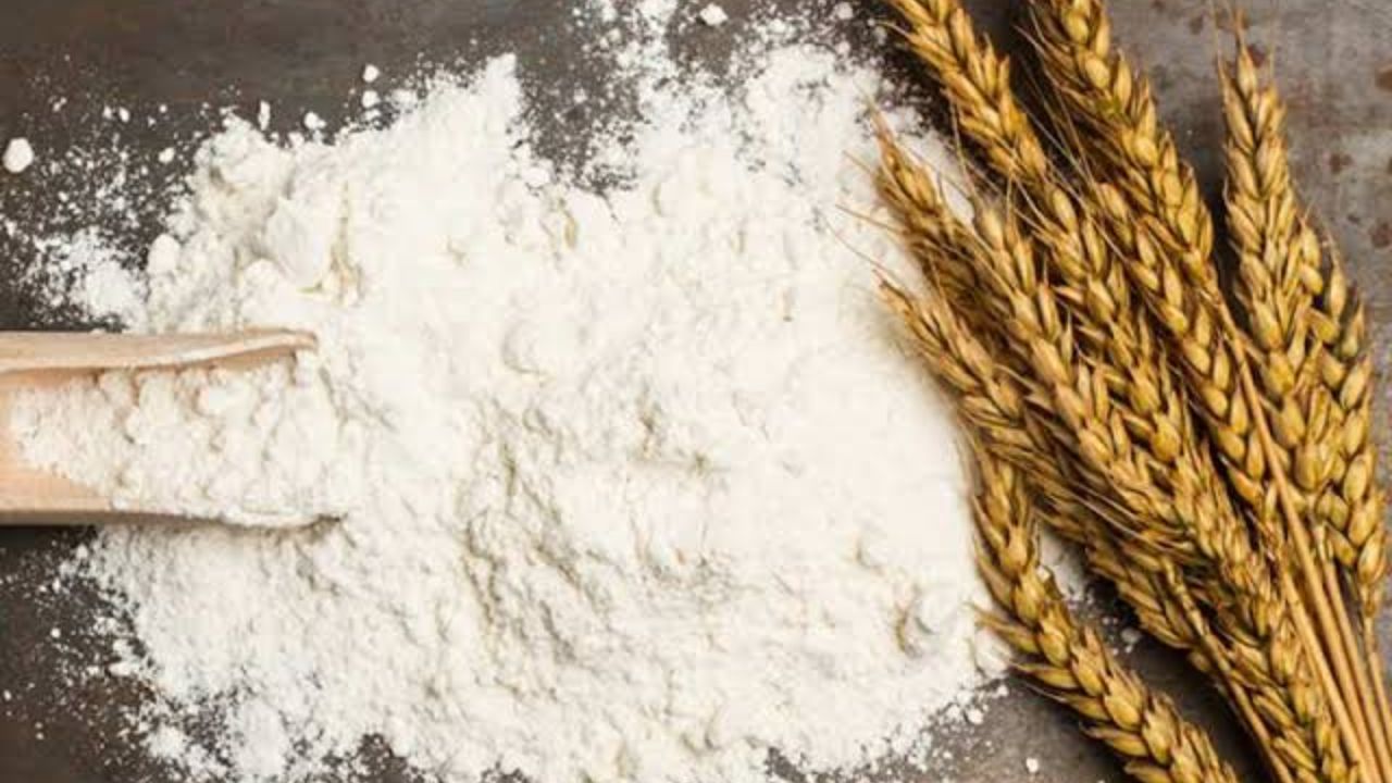 इन सभी में सबसे खतरनाक माना जाता है मैदा। मैदे से बनी चीजें जैसे मोमोज, चाऊमीन, पिज़्ज़ा और स्प्रिंग रोल युवाओं की पहली पसंद बन चुकी हैं। विशेषज्ञों का कहना है कि मैदे में लगभग कोई पोषण तत्व नहीं होता। यह गट हेल्थ को खराब करता है, पेट के आसपास चर्बी बढ़ाता है और ब्लड शुगर को असंतुलित करता है। अगर समय रहते इन सफेद चीजों का सेवन सीमित नहीं किया गया, तो आगे चलकर गंभीर बीमारियों का सामना करना पड़ सकता है। (Img: Google)