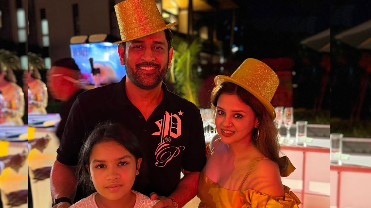 पूर्व भारतीय कप्तान एमएस धोनी ने न्यू ईयर अपनी पत्नी साक्षी और बेटी जीवा के साथ मनाया। धोनी ने परिवार के साथ सुकून भरे पलों की झलक साझा की। फैंस को उनका यह पारिवारिक अंदाज काफी पसंद आया। नए साल की शुरुआत धोनी ने पूरी तरह फैमिली टाइम के साथ की। (Img: X)