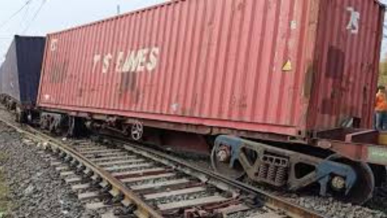 Madhya Pradesh: मक्सी रेलवे स्टेशन पर बड़ा हादसा, पटरी से उतरी मालगाड़ी