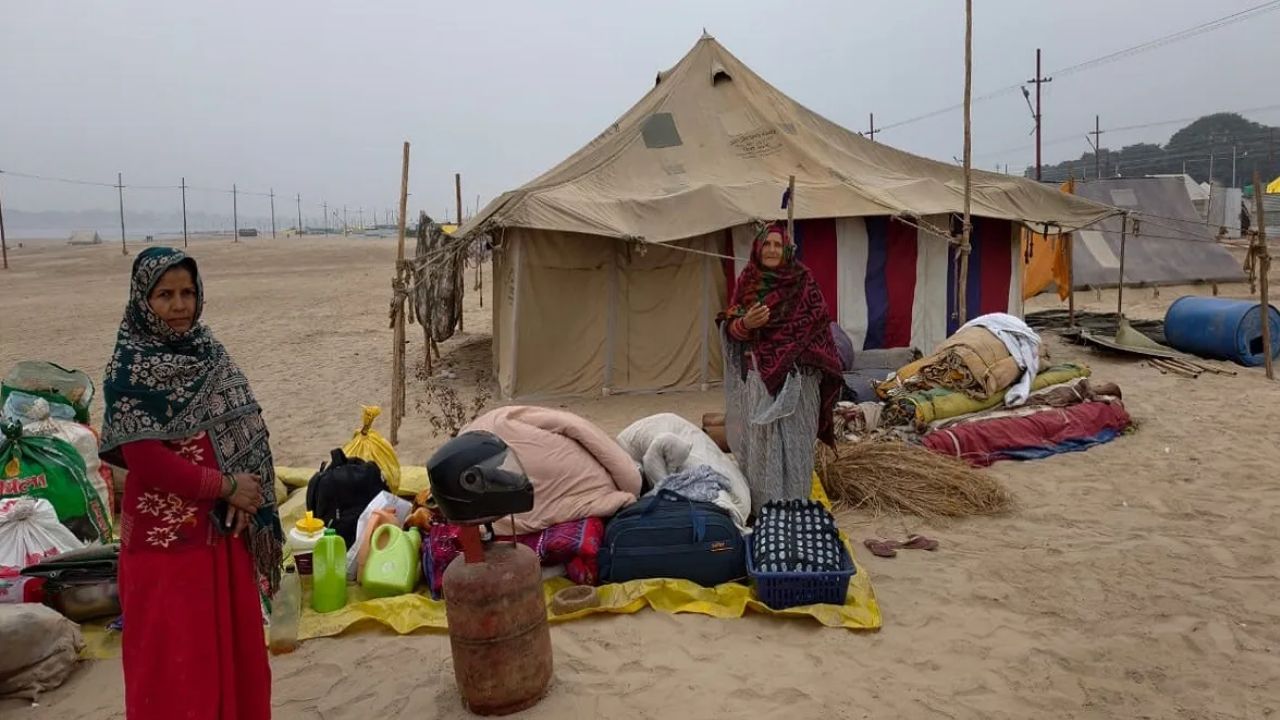 माघ मेला 2026: टेंट की कमी से संतों को हो रही परेशान, मेला प्रशासन पर कड़ी आलोचना