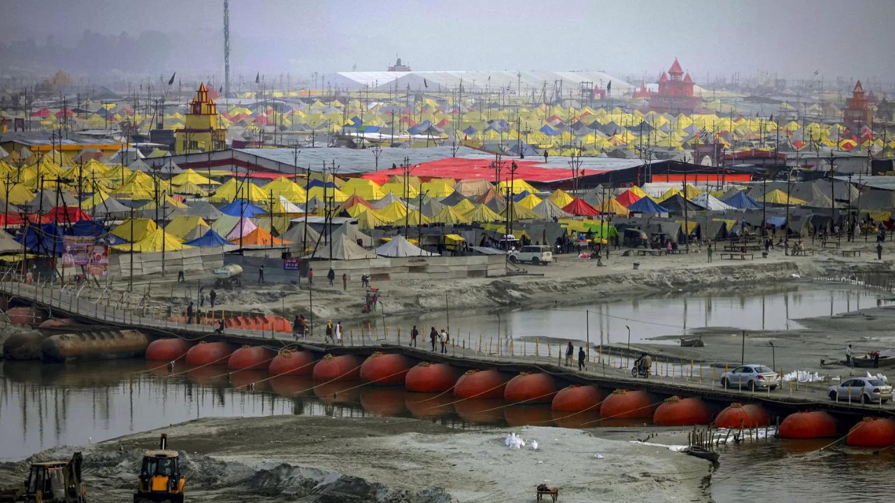 इस वर्ष माघ मेले की शुरुआत 3 जनवरी को पौष पूर्णिमा से हुई थी और इसका समापन 15 फरवरी को महाशिवरात्रि के साथ होगा, धार्मिक मान्यताओं के अनुसार माघ मास में संगम में स्नान करने से अमृत के समान पुण्य फल की प्राप्ति होती है, माघ मेला आस्था, परंपरा और आध्यात्मिक ऊर्जा का विराट संगम माना जाता है।(फोटो सोर्स- इंटरनेट)