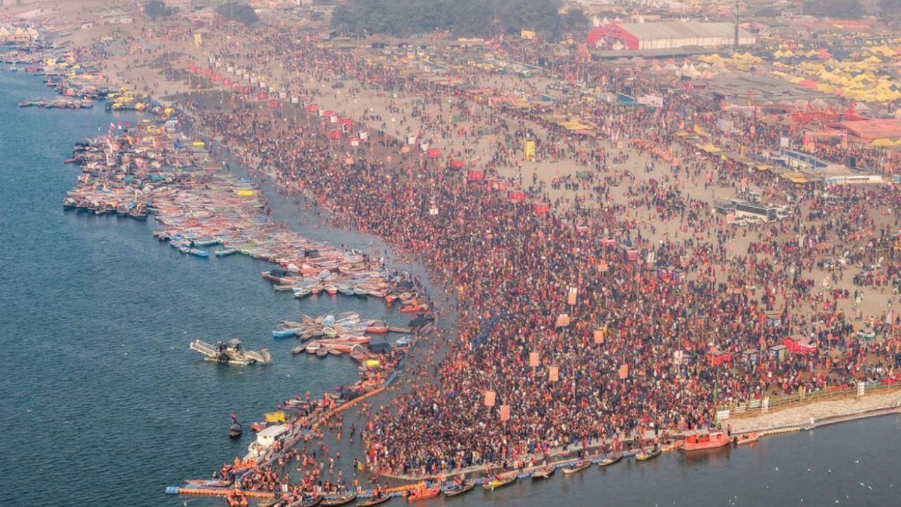 मौनी अमावस्या से पहले ही संगम तट पर श्रद्धालुओं की भारी भीड़ उमड़ पड़ी है, लाखों की संख्या में देशभर से श्रद्धालु, संत और कल्पवासी प्रयागराज पहुंच रहे हैं।संगम नोज और सभी घाट स्नानार्थियों से भरे हुए हैं। प्रशासन द्वारा भीड़ नियंत्रण, सुरक्षा और यातायात के विशेष इंतजाम किए गए हैं।(फोटो सोर्स- इंटरनेट)