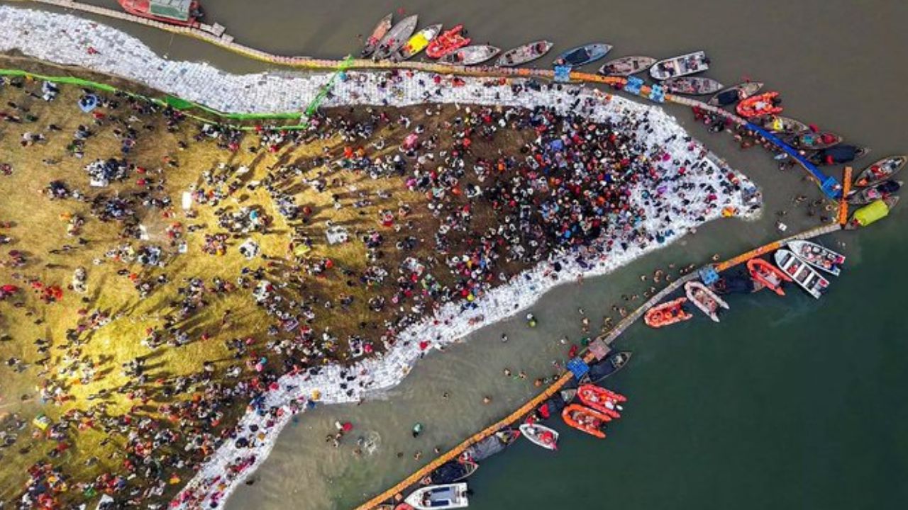 ज्योतिषाचार्यों के अनुसार मौनी अमावस्या पर ब्रह्म मुहूर्त में संगम स्नान को अमृत स्नान माना गया है। यह शुभ समय सुबह 5:27 बजे से 6:21 बजे तक रहेगा, इसके अलावा पूरे दिन पंचग्रही योग रहेगा, जबकि सर्वार्थ सिद्धि योग सुबह 10:14 बजे से अगले दिन तक प्रभावी माना गया है। (फोटो सोर्स- इंटरनेट)