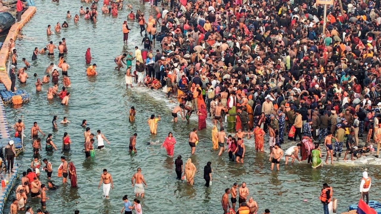 प्रयागराज में चल रहे माघ मेला 2026 का तीसरा और सबसे महत्वपूर्ण शाही स्नान 18 जनवरी को मौनी अमावस्या के पावन अवसर पर होगा, यह स्नान मकर संक्रांति के बाद आता है और इसे अत्यंत पुण्यदायी माना जाता है। मान्यता है कि इस दिन संगम में स्नान करने से जन्म-जन्मांतर के पापों से मुक्ति मिलती है। (फोटो सोर्स- इंटरनेट)