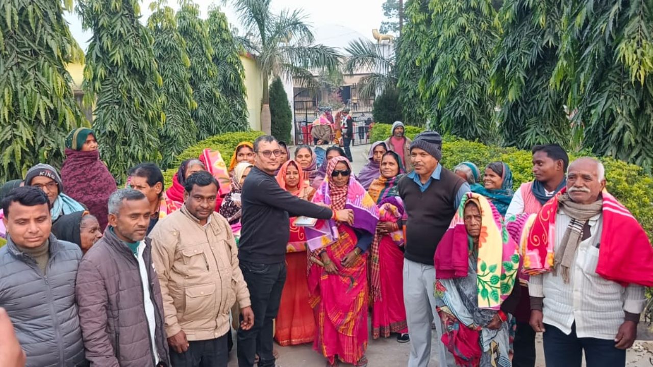 महराजगंज: कड़ाके की ठंड में कंबल का सहारा, जरूरतमंदो के खिले चेहरे, जानिए महिलाओं ने क्या कहा