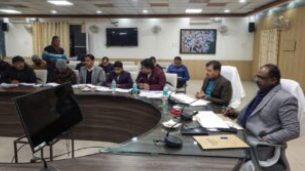 Maharajganj: सीएम युवा योजना में लापरवाही पर डीएम सख्त, एक हफ्ते में लंबित ऋण आवेदन निस्तारित करने के निर्देश