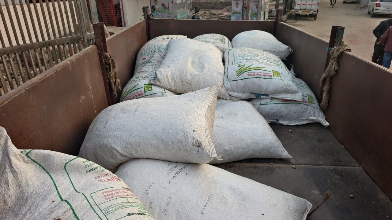 पनियरा मे किसानों का हक डकारने की कोशिश, ट्रैक्टर-ट्रॉली में लादकर बाजार भेजा जा रहा था सरकारी बीज