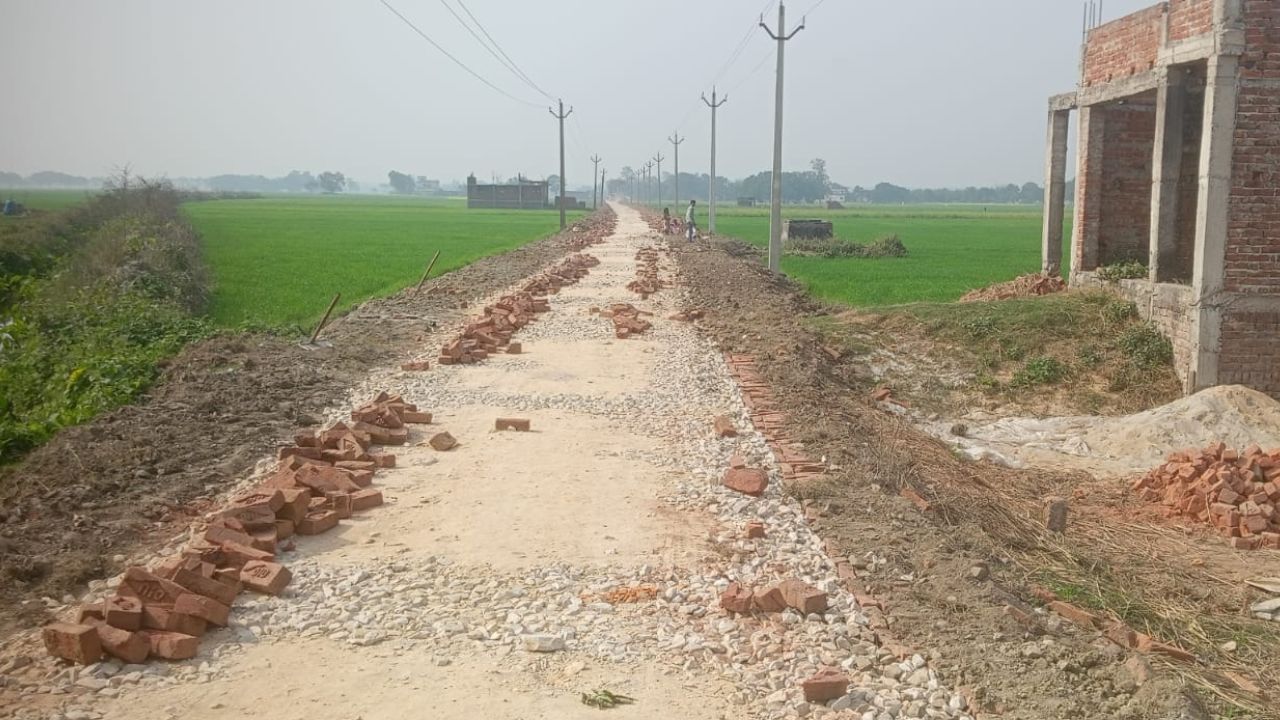 Maharajganj News: सड़क निर्माण में भारी धांधली का पर्दाफाश, जानें कैसे हुआ करोड़ों के खेल का खुलासा