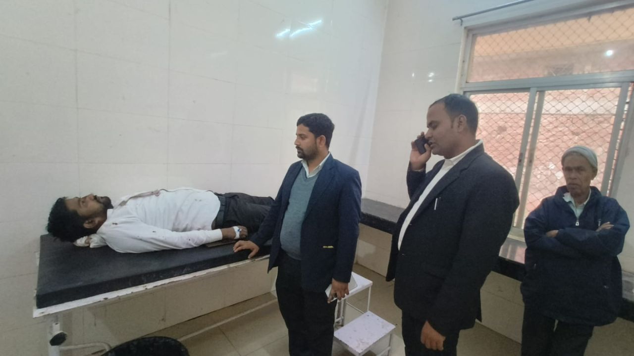 Maharajganj Advocate Attack: जमीनी विवाद में अधिवक्ता पर जानलेवा हमला, रॉड से पीटकर किया लहूलुहान