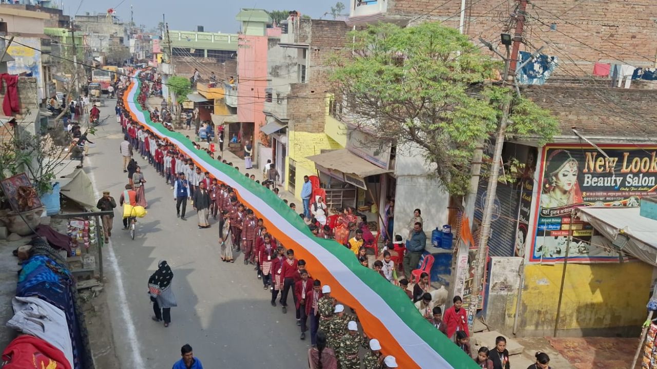 Maharajganj: देशभक्ति के रंग में रंगा सिसवा, भारत माता की जयकारों से गूंजा इलाका