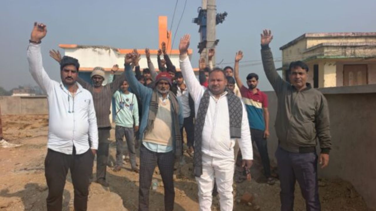 महराजगंज में सरकारी पैसों की खुलेआम लूट, जल निगम के घटिया निर्माण के खिलाफ सड़कों पर उतरे ग्रामीण