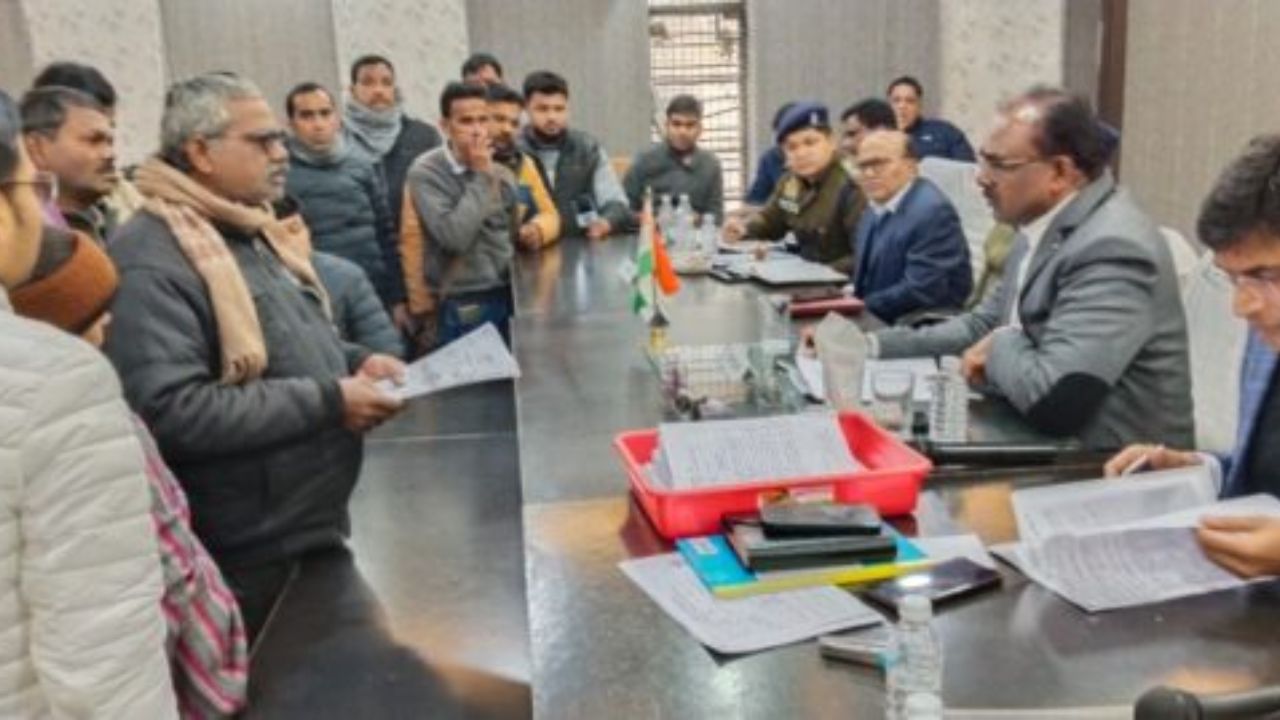 संपूर्ण समाधान दिवस में DM-SP ने सुनी शिकायतें, 23 का मौके पर निस्तारण, अफसरों को दिए ये निर्देश