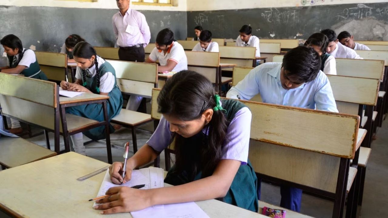  Prayagraj School Holiday Update: प्रयागराज में बढ़ाई गई बच्चों की छुट्टियां, जानिए कब तक स्कूल रहेंगे बंद