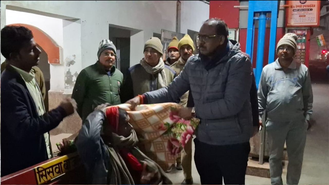 Video: कड़ाके की ठंड के बीच एक्शन में डीएम, सिसवा कस्बे में रैन बसेरों का औचक निरीक्षण, जरूरतमंदों को बांटे कंबल