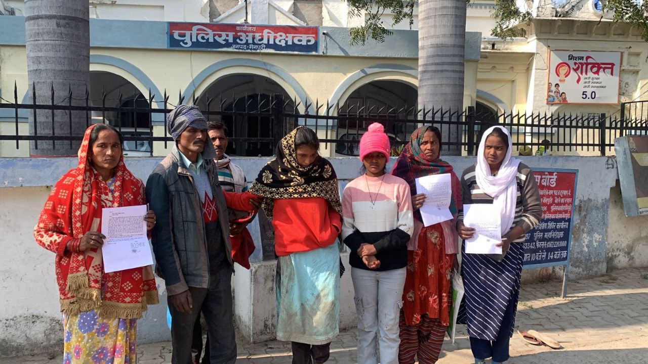 Mainpuri News: खेत में काम रोकने पर दबंगों का कहर, महिला और बेटियों को पीटा