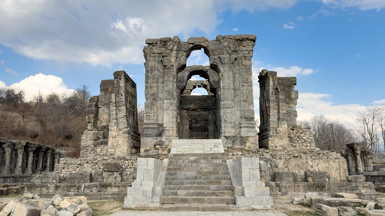 अनंतनाग जिले में स्थित मार्तंड सूर्य मंदिर 8वीं शताब्दी में राजा ललितादित्य द्वारा बनवाया गया। खंडहर में बदल चुका यह मंदिर अपने विशाल स्तंभ, भव्य मेहराब और मजबूत दीवारों से ऐतिहासिक और स्थापत्य गौरव दिखाता है। चारों ओर घाटियों का सुंदर दृश्य इसे और खास बनाता है। (फोटो सोर्स- इंटरनेट) अनंतनाग जिले में स्थित मार्तंड सूर्य मंदिर 8वीं शताब्दी में राजा ललितादित्य द्वारा बनवाया गया। खंडहर में बदल चुका यह मंदिर अपने विशाल स्तंभ, भव्य मेहराब और मजबूत दीवारों से ऐतिहासिक और स्थापत्य गौरव दिखाता है। चारों ओर घाटियों का सुंदर दृश्य इसे और खास बनाता है। (फोटो सोर्स- इंटरनेट)