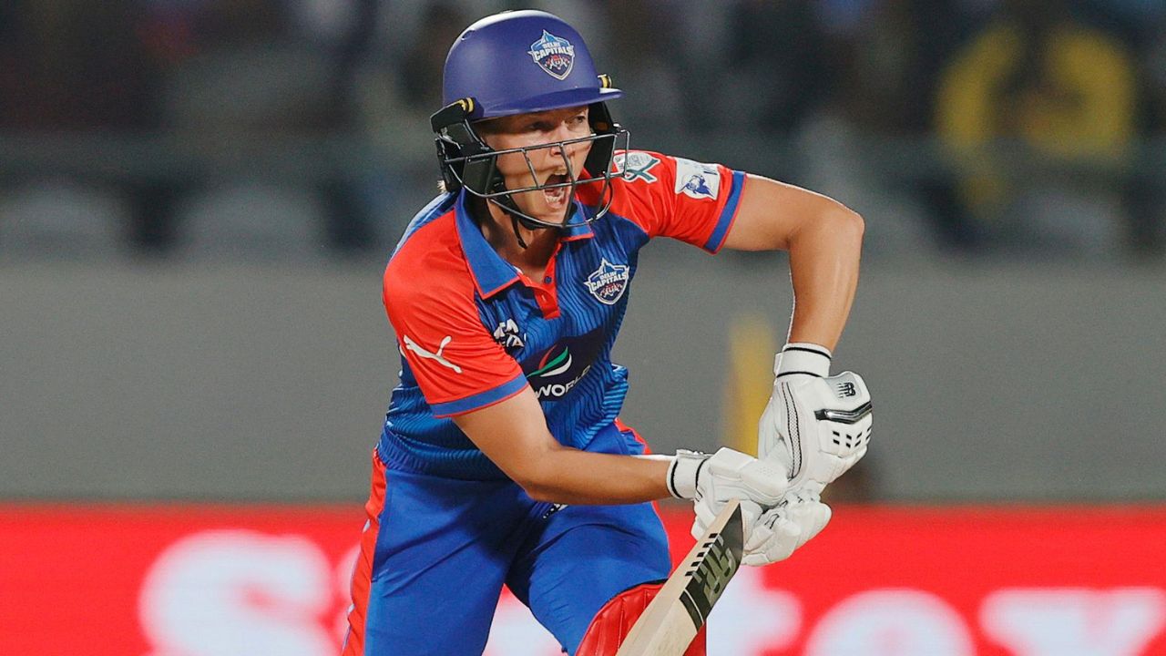 तीसरे स्थान पर पूर्व दिल्ली कैपिटल्स कप्तान मेग लैनिंग हैं। उन्होंने 27 मैचों में 952 रन बनाए हैं और उनका औसत 39.66 का रहा है। लैनिंग ने अब तक 9 अर्धशतक लगाए हैं। ओपनिंग करते हुए टीम को मजबूत शुरुआत देना उनका सबसे बड़ा योगदान रहा है, जिससे उनकी टीमों को कई बार फायदा मिला है। (Img: Internet)