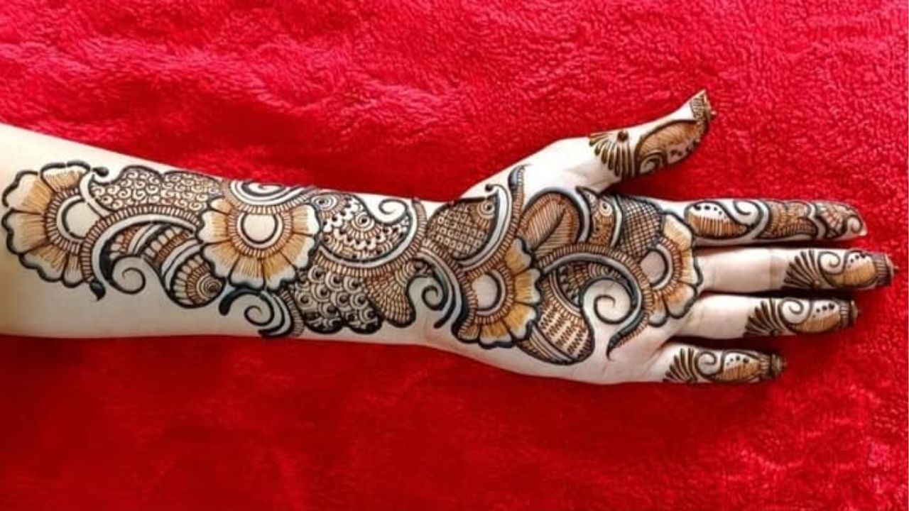 ईजी और रिच मेहंदी डिजाइन के लिए यह पैटर्न भी शानदार है। कलाई पर लाइन बनाकर दोनों तरफ हुम्पस बनाएं। फिर सिंपल बेल बनाएं। हथेली के कॉर्नर पर तिरछी लाइन खींचकर छोटे-छोटे ग्रिड बनाएं। 
