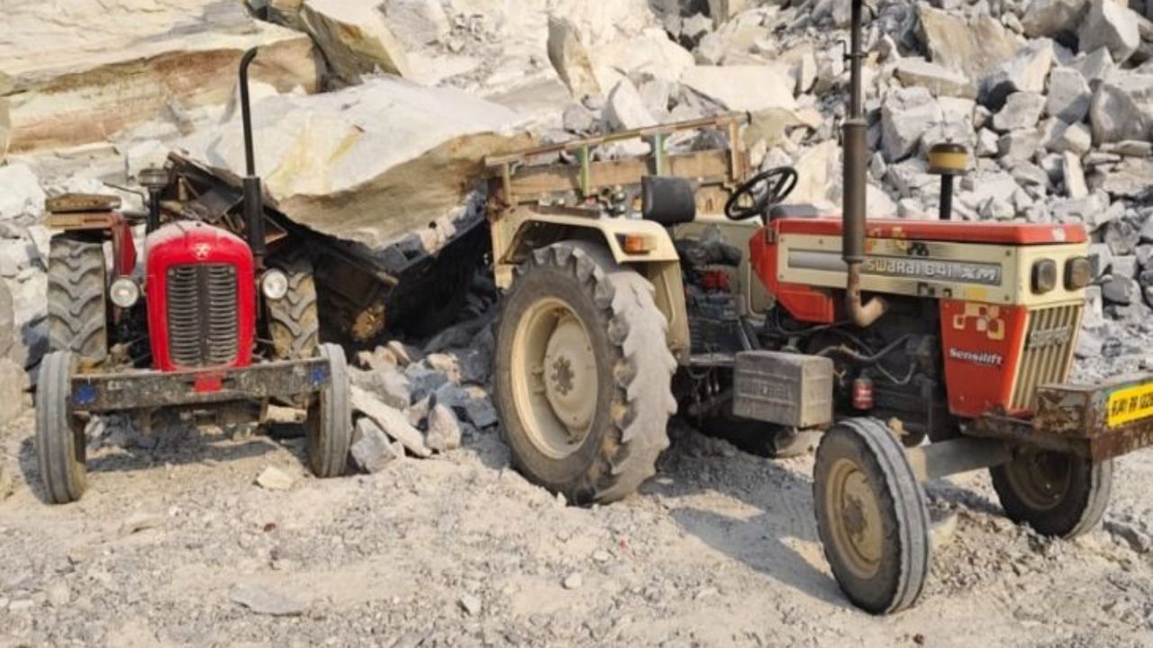 राजस्थान: जयपुर में 100 फीट ऊंची गिरी पत्थर की खदान, दो ट्रैक्टर-ट्रॉली दबे, जानें पूरा अपडेट