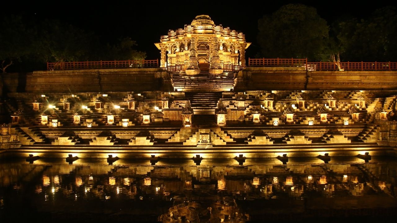 गुजरात के पाटन जिले में स्थित मोढेरा सूर्य मंदिर 11वीं शताब्दी में बना। मंदिर के गर्भगृह पर साल में दो बार सूर्य की किरण सीधे पड़ती है। तीन मुख्य भाग हैं – गर्भगृह, सभा मंडप और सूर्य कुंड। 108 छोटे मंदिर और सुंदर नक्काशियों से मंदिर परिसर अद्वितीय बनता है। (फोटो सोर्स- इंटरनेट) गुजरात के पाटन जिले में स्थित मोढेरा सूर्य मंदिर 11वीं शताब्दी में बना। मंदिर के गर्भगृह पर साल में दो बार सूर्य की किरण सीधे पड़ती है। तीन मुख्य भाग हैं – गर्भगृह, सभा मंडप और सूर्य कुंड। 108 छोटे मंदिर और सुंदर नक्काशियों से मंदिर परिसर अद्वितीय बनता है। (फोटो सोर्स- इंटरनेट)