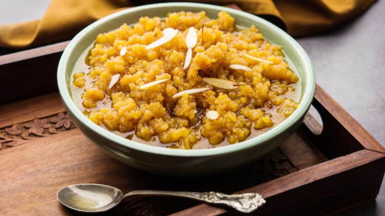 मूंग दाल का हलवा प्रोटीन से भरपूर होता है और शरीर को लंबे समय तक ऊर्जा देता है। इसकी तासीर गर्म मानी जाती है, जिससे यह सर्दियों में खास तौर पर फायदेमंद होता है। यह हलवा पचने में भी आसान होता है और ठंड में कमजोरी महसूस करने वालों के लिए लाभकारी माना जाता है। मूंग दाल का हलवा प्रोटीन से भरपूर होता है और शरीर को लंबे समय तक ऊर्जा देता है। इसकी तासीर गर्म मानी जाती है, जिससे यह सर्दियों में खास तौर पर फायदेमंद होता है। यह हलवा पचने में भी आसान होता है और ठंड में कमजोरी महसूस करने वालों के लिए लाभकारी माना जाता है।