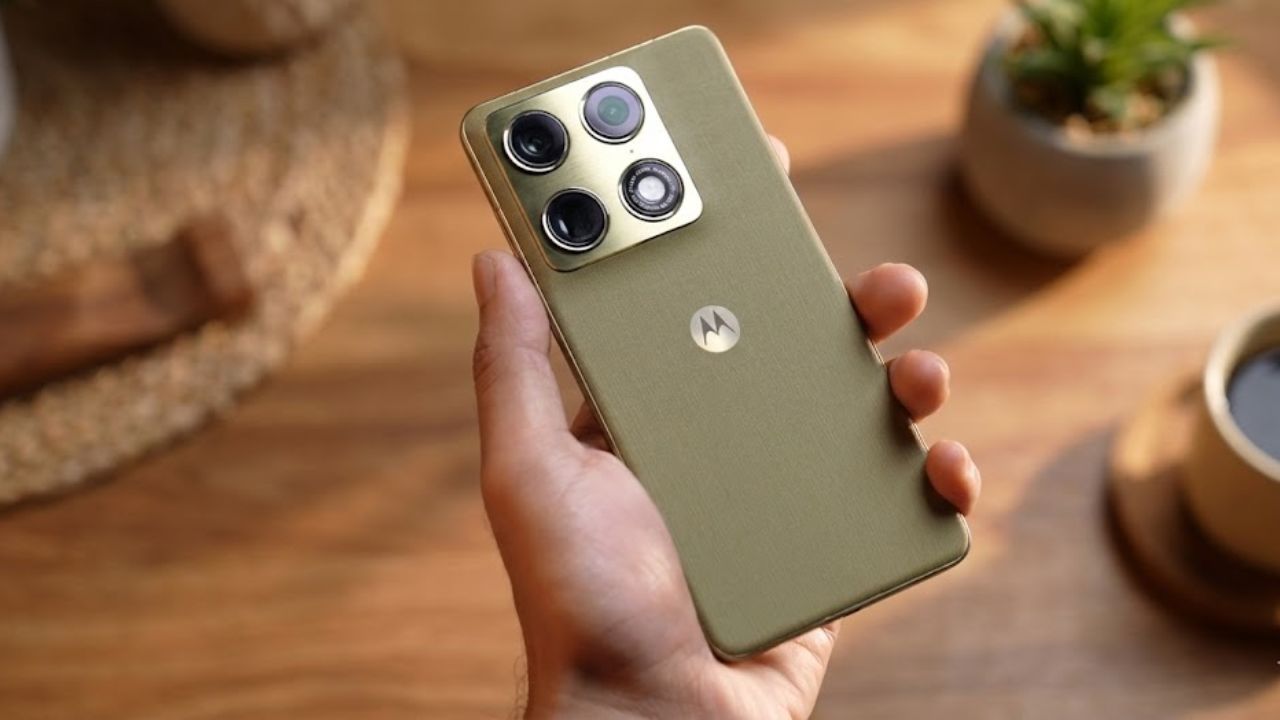 Motorola Signature सिर्फ 6.99mm पतला है और इसमें Pantone फिनिश के साथ फैब्रिक-इंस्पायर्ड डिजाइन दिया गया है, जो इसे यूनिक और एलिगेंट बनाता है।(Img Source: Google)