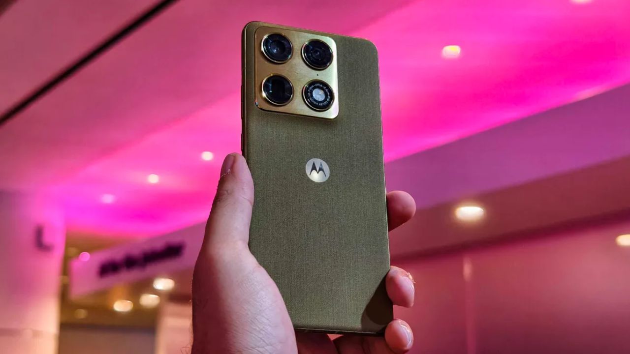 Motorola Signature में 5,200mAh बैटरी के साथ 90W वायर्ड और 50W वायरलेस फास्ट चार्जिंग मिलती है। (Img Source: Google)