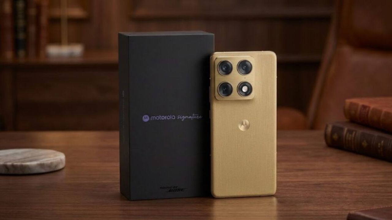 Motorola Signature की शुरुआती कीमत 59,999 रुपये है, जो इसे प्रीमियम सेगमेंट में बेहद आकर्षक बनाती है। (Img Source: Google)