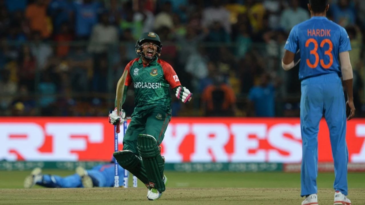 2020 T20 वर्ल्ड कप में, बांग्लादेश को आखिरी तीन गेंदों में दो रन चाहिए थे। मुशफिकुर रहीम ने जीत तय होने से पहले ही चौका मारते हुए जश्न मनाना शुरू कर दिया। इसके बाद अगले दो गेंदों पर वह और महमूदुल्लाह आउट हो गए, और भारत एक रन से जीत गया। रहीम ने बाद में धोनी की फोटो के साथ ट्वीट किया, जिसके लिए उन्हें आलोचना का सामना करना पड़ा और उन्होंने माफी मांगते हुए ट्वीट डिलीट कर दिया। (Img: Internet)