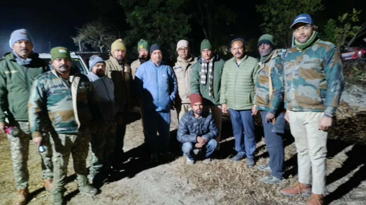 रामनगर में वन विभाग की बड़ी कार्रवाई, 9 खैर गिल्ट के साथ एक आरोपी गिरफ्तार