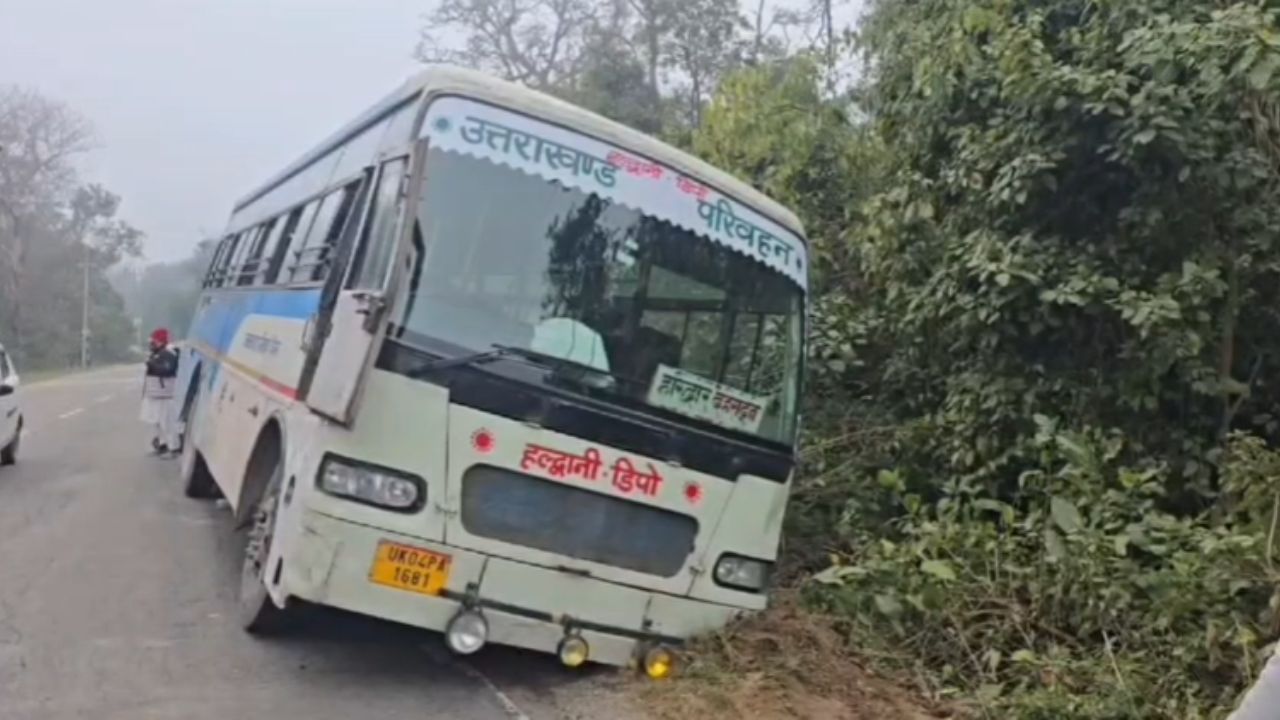 Nainital: हल्द्वानी-रामनगर मार्ग पर सड़क किनारे धंसी बस, 7 सवारी घायल