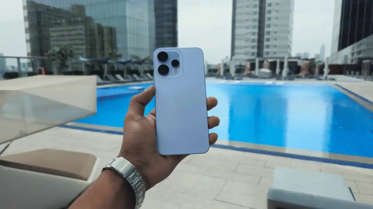 Reno 15 Pro और Pro Mini दोनों Android 16 आधारित ColorOS 16 पर काम करते हैं। इनमें 120Hz रिफ्रेश रेट वाली AMOLED डिस्प्ले और दमदार ब्राइटनेस मिलती है। (Img Source: Google)