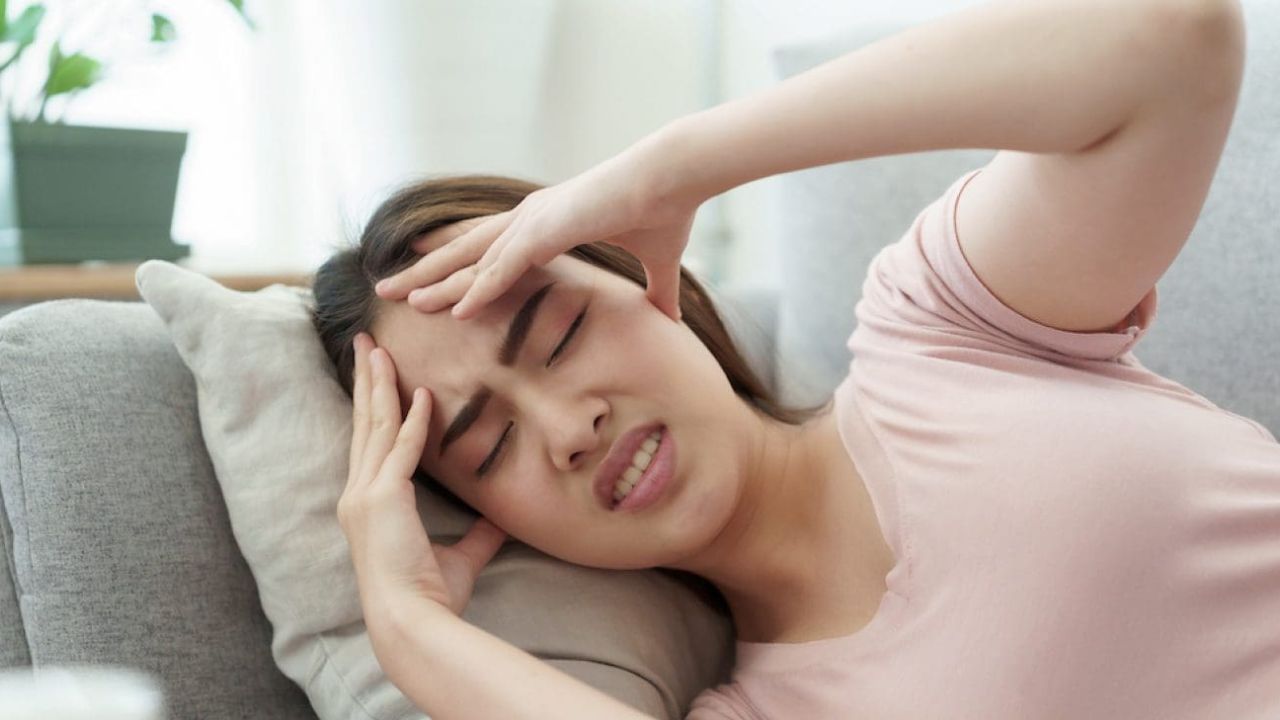 सर्दियों में प्यास कम लगने के कारण लोग पानी कम पीते हैं, जिससे डिहाइड्रेशन की समस्या हो जाती है। इसके अलावा ठंडी और शुष्क हवाएं शरीर की नमी को कम कर देती हैं। शरीर में पानी की कमी सीधे तौर पर सिरदर्द को बढ़ावा देती है। यही नहीं, बंद कमरों में लगातार हीटर चलने से हवा और ज्यादा सूखी हो जाती है, जिससे सांस और साइनस पर दबाव बढ़ता है। (Img: Google)