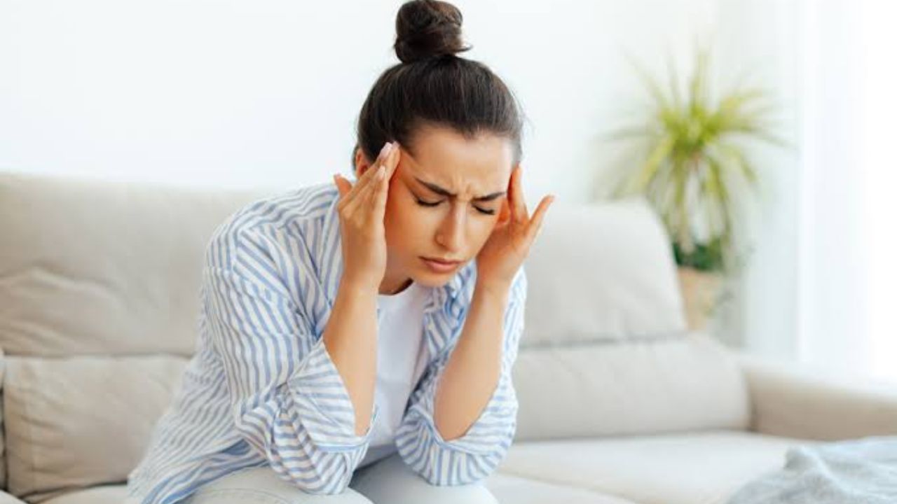 विशेषज्ञों के अनुसार, सर्दियों में सिरदर्द की सबसे बड़ी वजह ब्लड वेसल्स यानी रक्त वाहिकाओं का सिकुड़ना और फैलना है। जब व्यक्ति ठंडी हवा के संपर्क में आता है, तो रक्त वाहिकाएं सिकुड़ जाती हैं। वहीं, जैसे ही वह गर्म स्थान या हीटर वाले कमरे में जाता है, ये अचानक फैलने लगती हैं। इस तेजी से होने वाले बदलाव का असर सिर पर पड़ता है और दर्द महसूस होने लगता है। (Img: Google