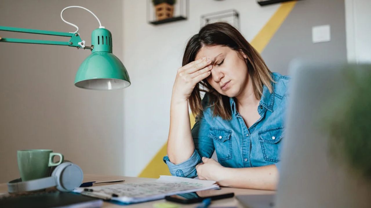 सर्दियों के मौसम में कई लोगों को सिरदर्द की समस्या घेरने लगती है। यह समस्या केवल थकान या तनाव तक सीमित नहीं होती, बल्कि इसके पीछे मौसम से जुड़ी कई शारीरिक वजहें भी होती हैं। ठंडी हवा और कम तापमान का सीधा असर हमारे शरीर की रक्त वाहिकाओं पर पड़ता है, जिससे सिरदर्द की शिकायत बढ़ जाती है। यही कारण है कि सर्दियों में माइग्रेन और साइनस से जुड़ा सिरदर्द अधिक देखने को मिलता है। (Img: Google)