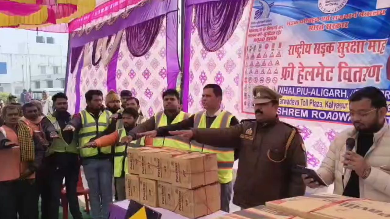 मैनपुरी पुलिस ने चलाया यातायात चेकिंग अभियान, बांटे हेलमेट