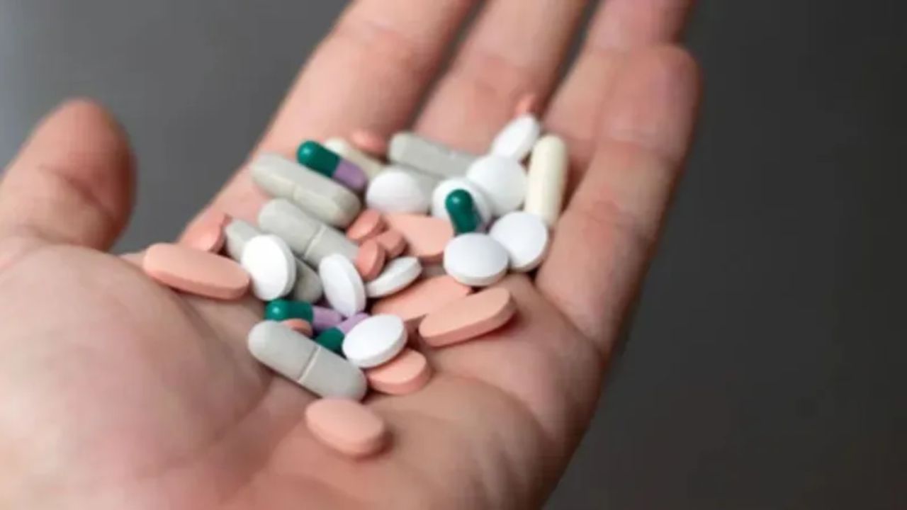 एक्सपर्ट्स का कहना है कि लंबे समय तक सिरदर्द की दवा लेने से सिरदर्द और भी बढ़ सकता है। इसे मेडिकेशन ओवरयूज़ हेडेक कहा जाता है। (Img Source: Google)