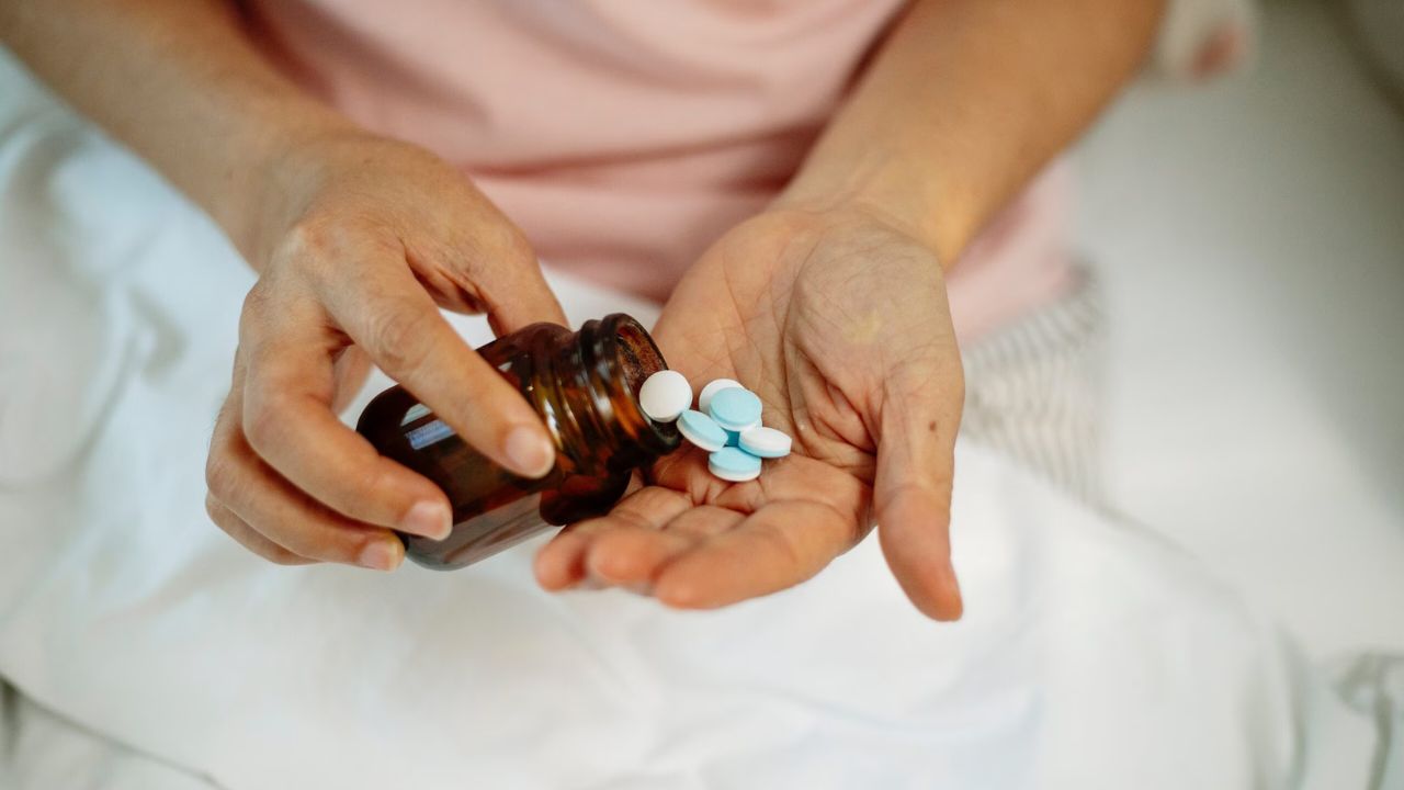 ये दवाएं लिवर के लिए भी सुरक्षित नहीं मानी जातीं। कुछ आम पेनकिलर ज़्यादा मात्रा में लेने पर लिवर फेलियर का कारण बन सकते हैं। (Img Source: Google)