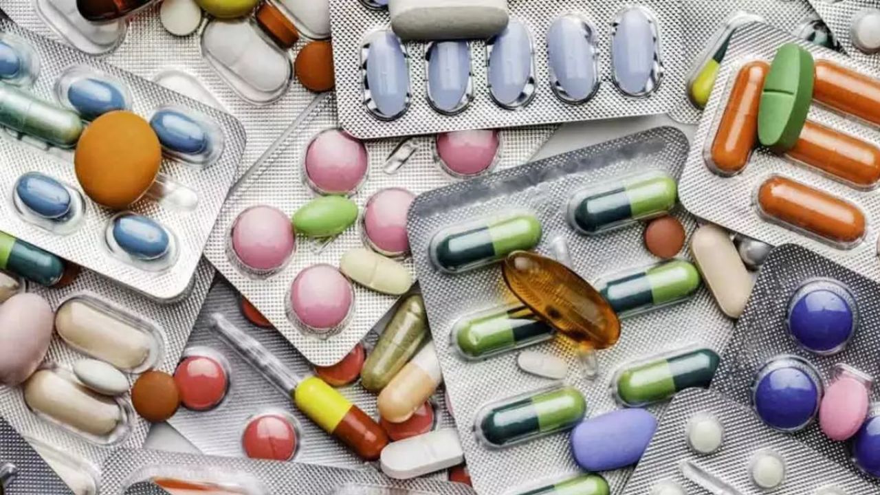 डॉक्टरों का कहना है कि बार-बार पेनकिलर लेने से आंतों की अंदरूनी परत कमज़ोर हो सकती है। इससे पेट दर्द, जलन, अल्सर और पाचन संबंधी गंभीर समस्याएं हो सकती हैं। (Img Source: Google)